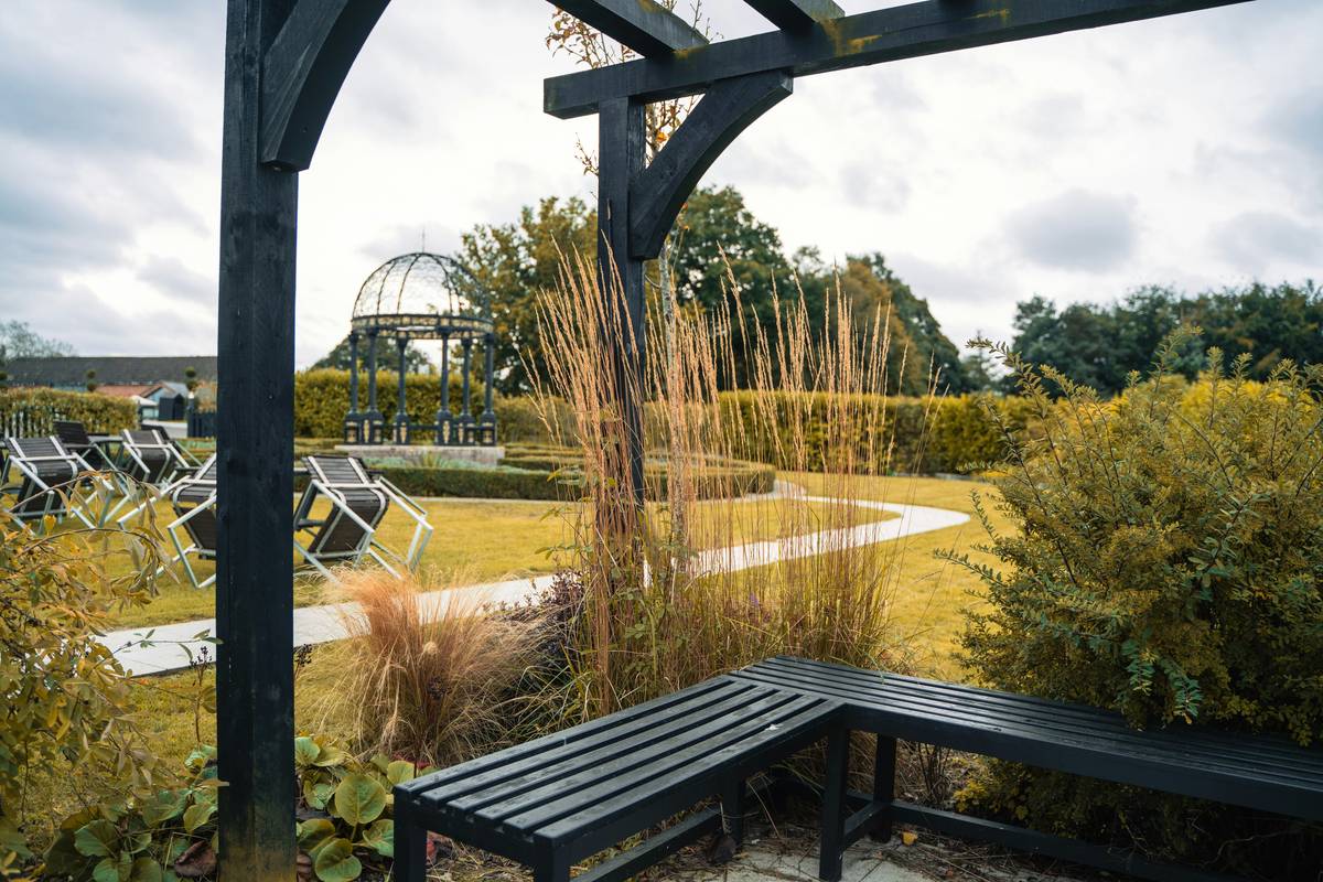 how to decorate a pergola with strategic lighting and minimal accessories